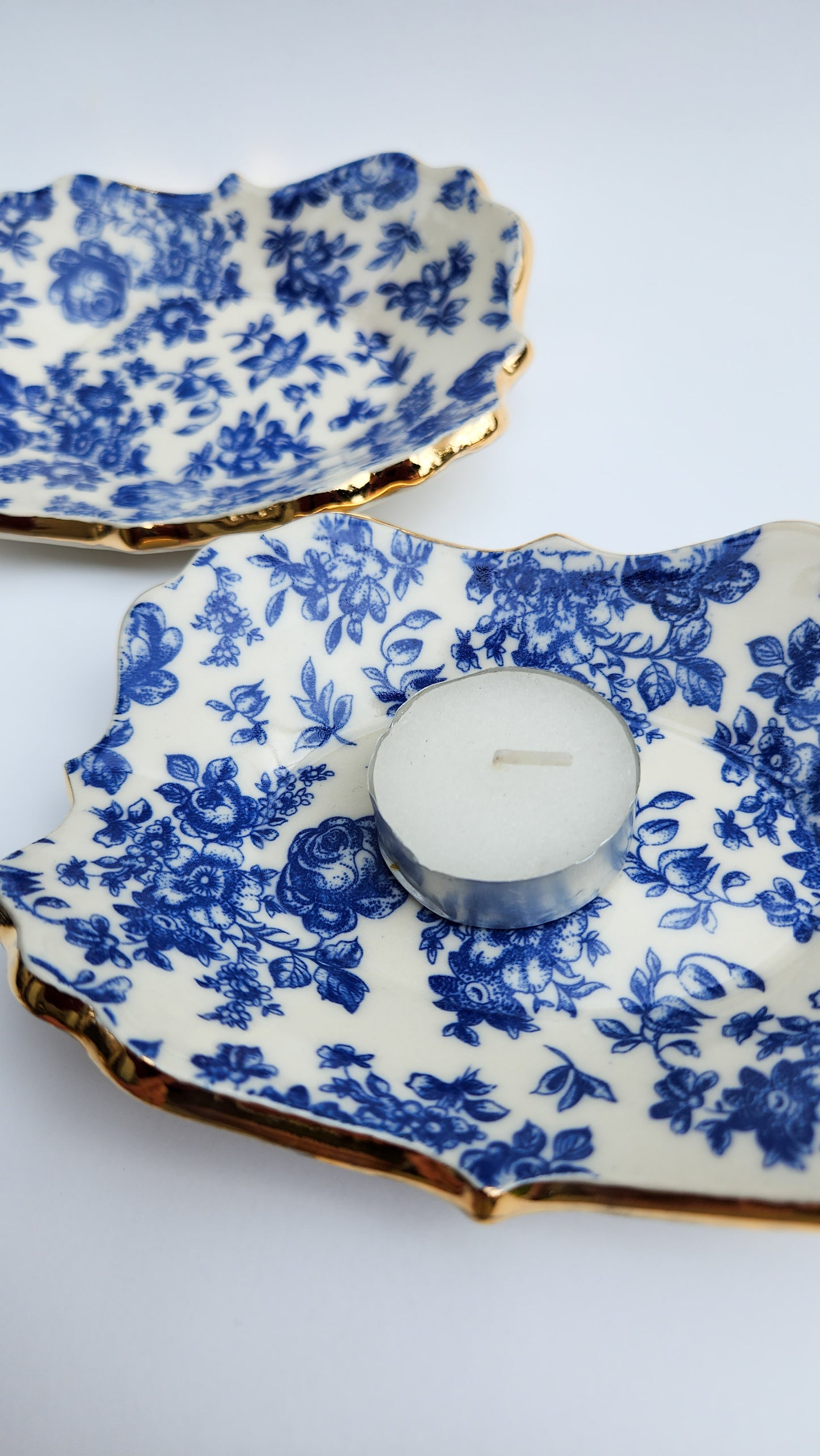 Small Vintage Roses Dish - Blue & White - Ornate Gold Rim