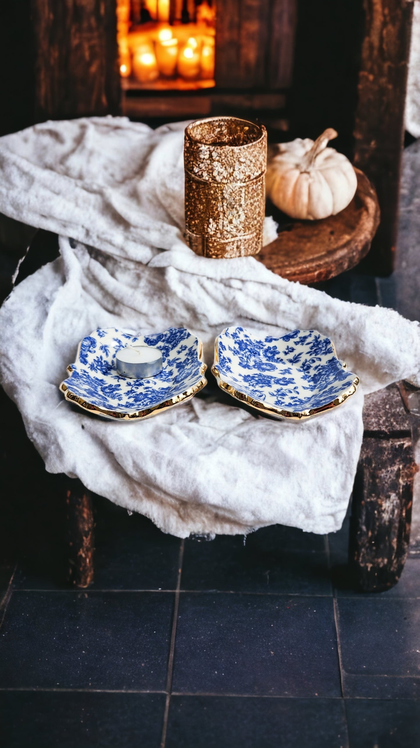 Small Vintage Roses Dish - Blue & White - Ornate Gold Rim