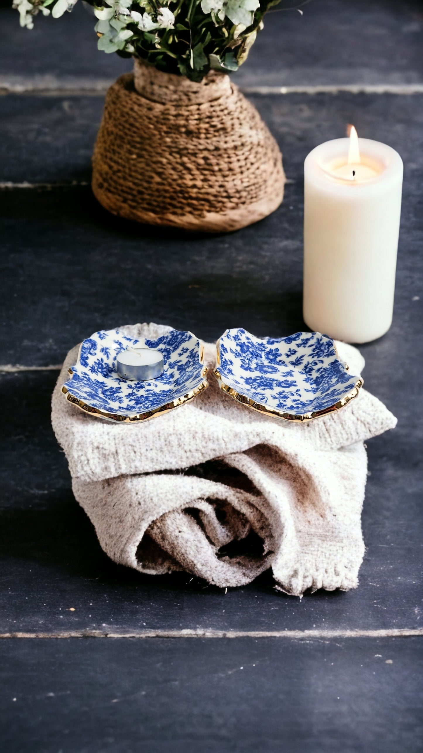 Small Vintage Roses Dish - Blue & White - Ornate Gold Rim